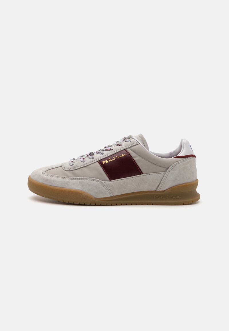 Herrenschuhe aus grauem Wildleder mit burgunderfarbenen Lederakzenten. Sie verfügen über eine Gummisohle, runde Schnürsenkel und eine Markenkennzeichnung an der Seite.