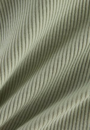 Getextureerde stof in lichtgroen met fijne verticale strepen, met een zacht, geribd oppervlak en subtiele glans.