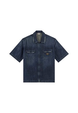 Koszula dżinsowa z krótkim rękawem w ciemnym indygo, z dwoma kieszeniami na klatce piersiowej i wyłogowym kołnierzykiem. Widoczne szwy i luźny krój.
