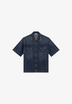 Koszula dżinsowa z krótkim rękawem w ciemnym indygo, z dwoma kieszeniami na klatce piersiowej i wyłogowym kołnierzykiem. Widoczne szwy i luźny krój.