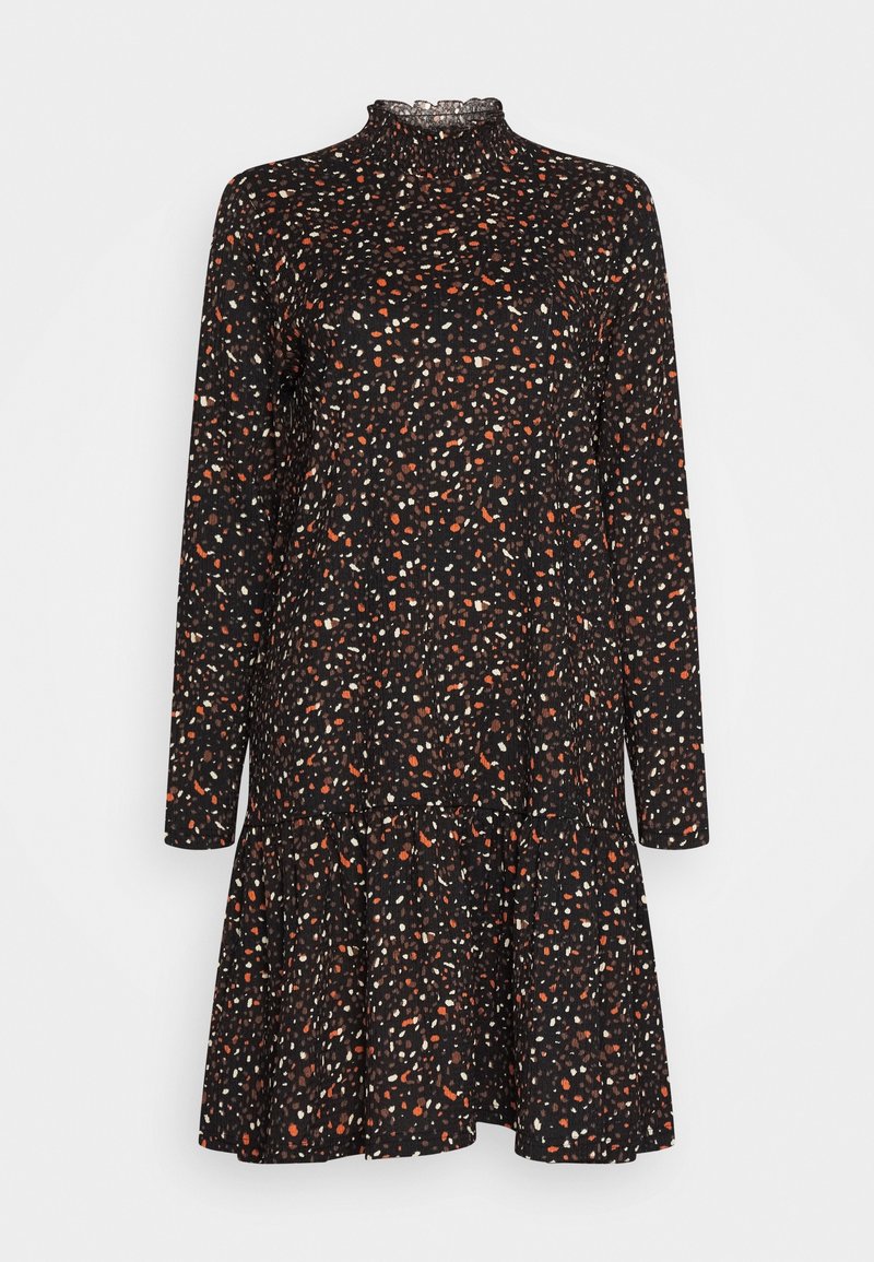 Mustikka mekko pitkilla hihoilla, kuppikannan rypytetty kaula-aukko, kerrostettu helma, jossa on värikäs pilkullinen kuvio oranssissa, valkoisessa ja kermassa. Kevyt kangas.