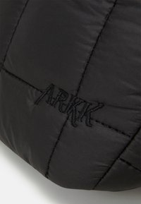 ARKK Copenhagen PADDED BUMBAG - Bolsa de cintura - black