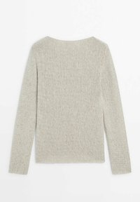 Pull en tricot gris clair à manches longues avec un tissage ample et texturé et un col large. Design simple, sans éléments visibles ni motifs.