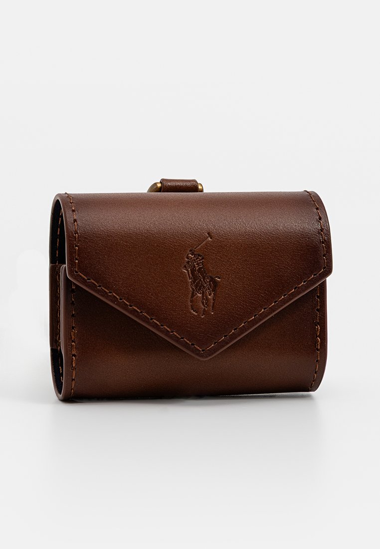 Portafoglio in pelle marrone con finitura goffrata, dotato di chiusura a patta, logo impresso sulla parte anteriore e dettagli di cuciture visibili.