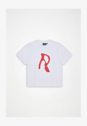 Biele tričko s krátkym rukávom s abstraktným červeným tvarom pripomínajúcim písmeno "R" a malými čiernymi číslami "13042012" uprostred prednej strany.