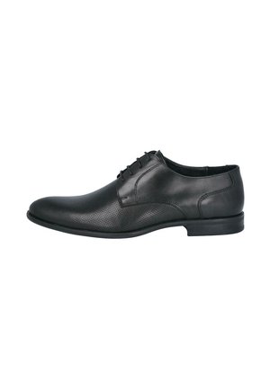 Zapato de vestir de hombre de cuero negro con cierre de cordones y detalles perforados en la punta y los lados, mostrado desde el lado exterior.