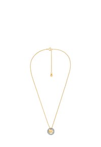 Collana in tono dorato con un pendente circolare caratterizzato da un bordo decorativo in tono argento e un logo incorporato, fissata con una chiusura.