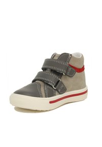 Grijze hoge sneakers met dubbele klittenbandsluitingen, van suede en leer, witte zool met rode accenten en contrasterende stikseldetails.