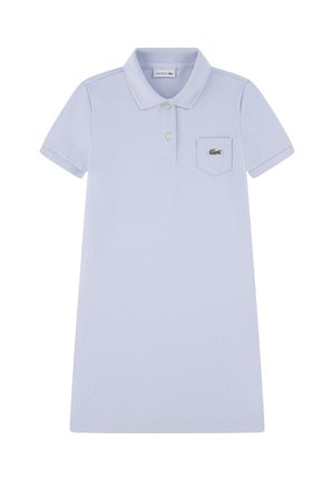 Robe polo bleu clair à manches courtes avec col, deux boutons, poche poitrine et logo crocodile Lacoste vert sur la poche.