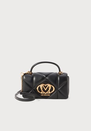 Zwarte gewatteerde handtas met gouden hardware, met een prominent logo aan de voorkant en een afneembare schouderketting. Compacte vorm.