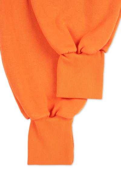Oranges Sweatshirt mit gerippten Bündchen, weichem Textil und lässigem Schnitt. Der Stoff wirkt glatt mit einer gleichmäßigen, strahlenden Farbe.
