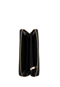Portafoglio in pelle nera con zip dorata, dotato di più scomparti e una finitura testurizzata. L'interno include slot per carte e una tasca con zip.