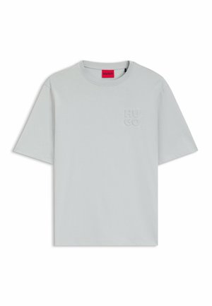 Lys grå bomulds t-shirt med rund hals, korte ærmer og et tonalt prægede "HUGO" logo på brystet. Simpelt, rent design.