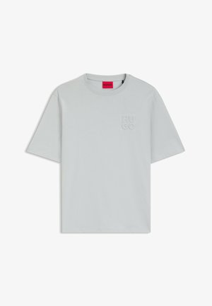 Jasnoszara bawełniana koszulka z okrągłym dekoltem, krótkimi rękawami i tonowym wytłoczonym logo "HUGO" na piersi. Prosty, czysty design.