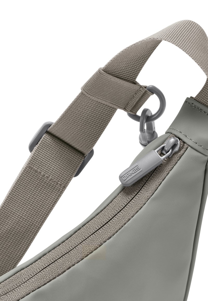 OAK25 Borsa A Tracolla Unisex Every Day Half Moon, Marsupio A Mezzaluna Riflettente In Poliestere Riciclato, Idrorepellente, Per Ciclisti E Urbani, Nero