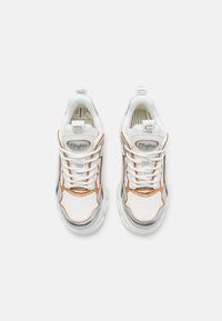 Buffalo CHAI - Tossud - white/silver/gold