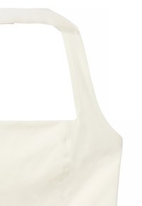 Artėjimas prie balto marškinėlių be rankovių su kvadratiniu kaklo iškirpimu ir plačiomis petnešėlėmis.