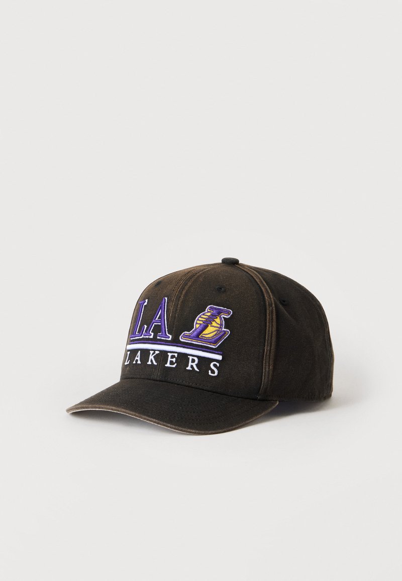 Μαύρο καπέλο μπέιζμπολ με το λογότυπο των LA Lakers σε μωβ, κίτρινο και λευκό στο μπροστινό μέρος, εμφανίζεται σε λευκό φόντο.