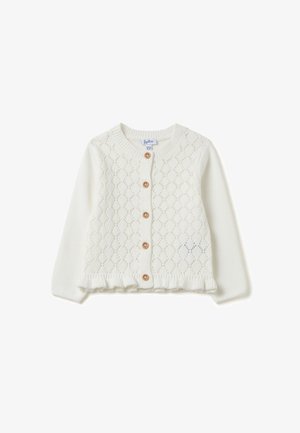 Weißer Strickcardigan mit einem Diamantmuster, fünf Holzknöpfen und einem Rüschensaum. Leicht und mit Rundhalsausschnitt.