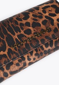 Portafoglio con stampa leopardata realizzato in pelle textured, con logo del marchio in oro. La palette di colori include marrone e nero con una finitura lucida.
