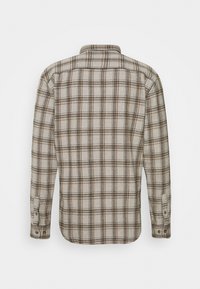 Chemise en flanelle beige avec un motif à carreaux marron et noir, manches longues, poignets à boutons et ourlet droit. Design classique avec col.