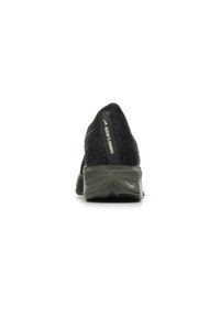 Zwart sportief schoen met een bovenwerk van mesh en een gestructureerde rubberen zool. Voorzien van een reflecterende logo en opschrift op de hiel.