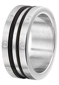 Rvs ring met twee zwarte rubberen inlegstukken, een gladde afwerking en gegraveerde cirkelvormige accenten langs de band.
