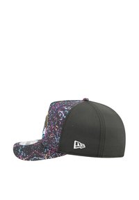 Casquette noire avec un design coloré à pois, visière grise et logo brodé sur le côté. Présente une texture perforée à l'arrière.
