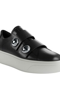 Sneaker in pelle nera con due ampie cinghie e dettagli neri lucidi. Presenta una suola spessa bianca con motivi testurizzati. Design con punta arrotondata.