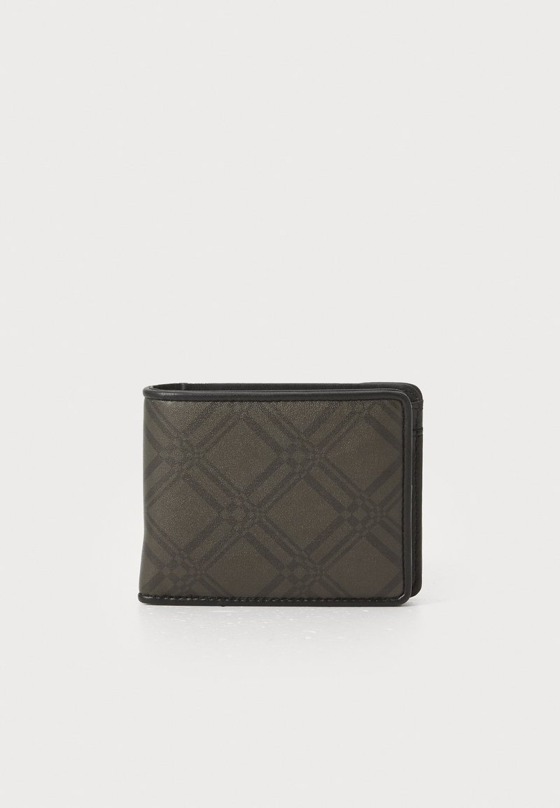 Cartera de material verde oscuro con un patrón de diamante texturizado; presenta bordes negros y una forma rectangular compacta.