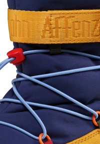 Blauwe en gele laars met een textuurstof, een verstelbare gele riem en kleurrijke elastische veters met verschillende hardwareaccenten.