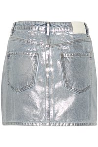 Fénykék denimből készült miniszoknya fényes fémes bevonattal, két hátsó zsebbel és fehér címkével a derékrésznél.