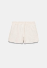 Shorts couleur crème à taille élastique, coupe décontractée et tissu doux, présentés sur un fond clair uni.