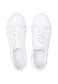 Weiße Leder-Sneaker mit glatter Oberfläche, runder Zehenkappe und flacher Gummisohle. Mit minimalen Nähten und flachen Schnürsenkeln ausgestattet.