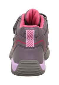 Šedá a růžová sportovní bota s polstrovaným límcem, síťovinovými akcenty a texturovanou podešví. Obsahuje vertikálně pruhovaný poutko na zadní straně.