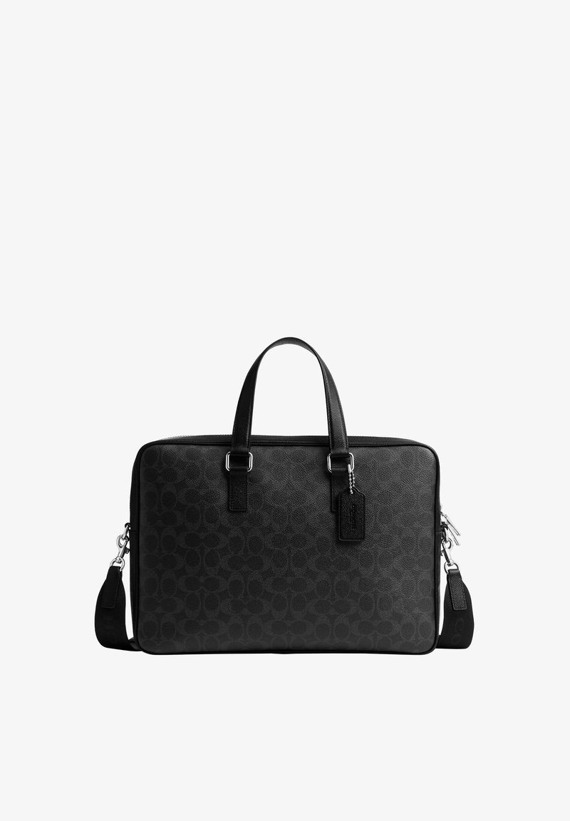 Schwarze Leder-Aktentasche mit zwei Griffen, abnehmbarem Schulterriemen, dezentem Muster und einem hängenden Lederanhänger.