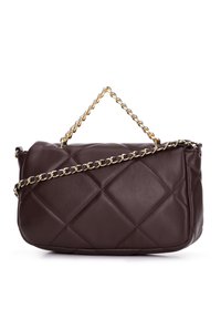 Brązowa pikowana skórzana torba na ramię z złotym łańcuchem. Cechuje się miękką teksturą i pudełkowym kształtem, uzupełnionym diamentowymi wzorami.