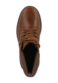 Bota de cuero marrón con puntera redonda, con cordones marrones resistentes, ojales metálicos y un cuello acolchado para mayor comodidad.