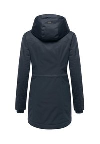 Námornícky modrá nepremokavá bunda s kapucňou, s dlhším strihom, priliehavými rukávmi a hladkou textúrou. Zozadu je vidieť minimálne detaily.