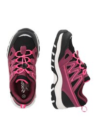 Sorte og pink sportsko med en åndbar mesh-overdel, rund tå, kontrasterende snørebånd og en hvid tekstureret sål. Inkluderer logodetalje.