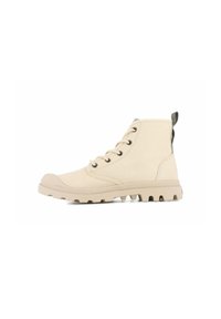 Stivale alla caviglia in canvas beige con punta rotonda, occhielli in metallo e suola in gomma texturizzata. Presenta un accento verde sul tallone per un tocco di dettaglio.