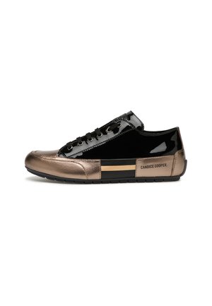 Schwarze Lackleder-Sneaker mit bronzefarbenem metallischem Zehen- und Fersenbereich, flacher schwarzer Sohle und schwarzen Schnürsenkeln. Verfügt über goldene Akzente und Branding.