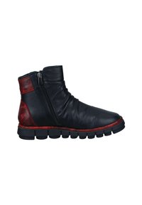 Schwarze Leder-Ankle-Boots mit einem Reißverschluss, roten Akzenten an der Ferse und einem strukturierten Design, auf einer klobigen, schwarzen Gummisohle.