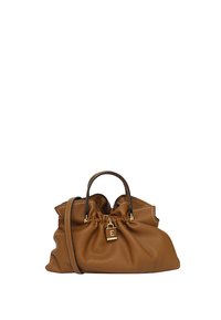 Borsa a mano in pelle color tan con design arricciato, manici doppi e tracolla regolabile. Presenta accessori in oro e dettaglio del logo in rilievo.