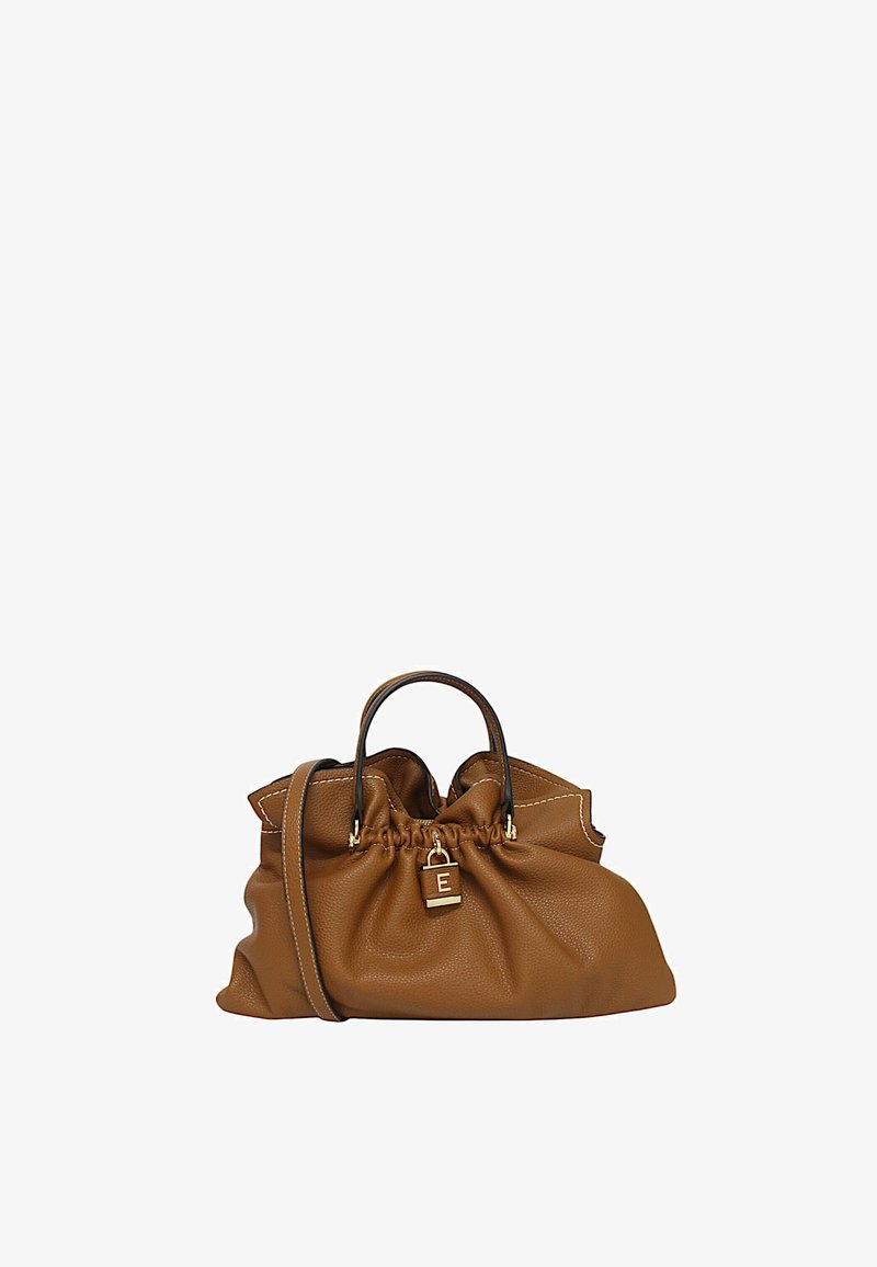 Borsa a mano in pelle color tan con design arricciato, manici doppi e tracolla regolabile. Presenta accessori in oro e dettaglio del logo in rilievo.