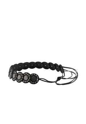 Cintura nera con dischi metallici rotondi chiodati collegati insieme e cinturini in pelle regolabili su sfondo bianco.
