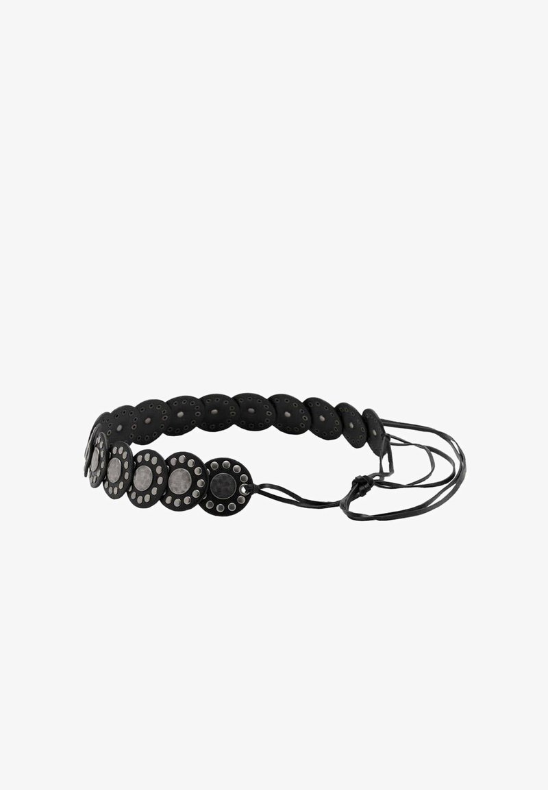Ceinture noire avec des disques métalliques ronds cloutés reliés entre eux et des sangles en cuir réglables sur fond blanc.