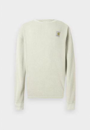 Maglione verde chiaro a maniche lunghe con un motivo a coste testurizzato. Presenta un colletto rotondo e una piccola toppa con logo nella parte superiore sinistra del petto.