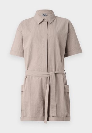 Tuta collared a maniche corte in tessuto beige chiaro texture. Comprende una cintura da annodare e due tasche frontali, progettata per comfort e utilità.