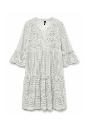 Robe en dentelle blanche avec un décolleté en V, des manches évasées trois-quarts et une jupe à volants. Présente des motifs complexes sur l'ensemble du tissu.